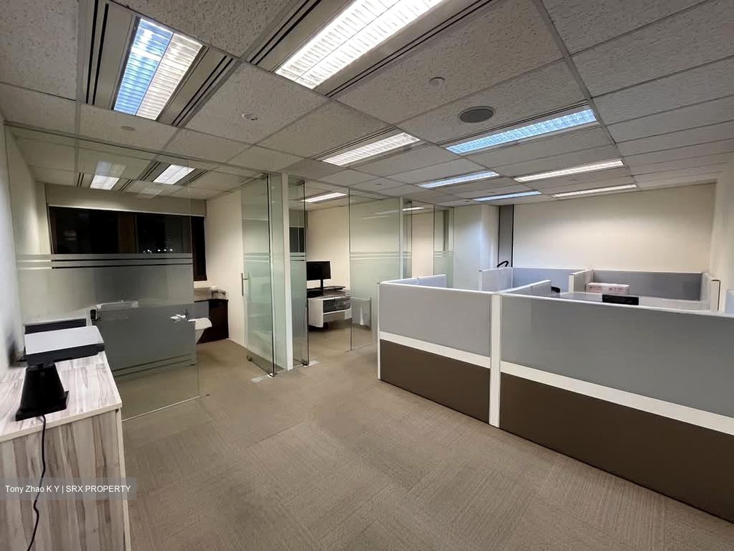 Palais Renaissance (D9), Office #537055301